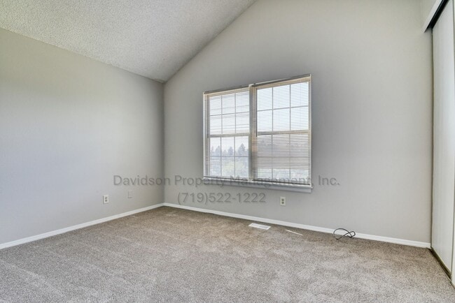 Building Photo - Charming Condo with Modern Upgrades in Roc...