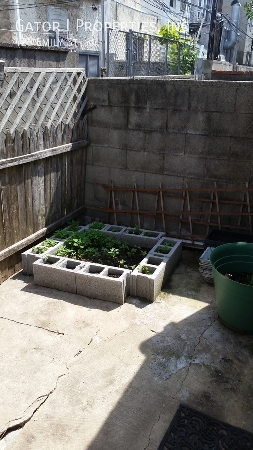 Building Photo - 425 Emily St