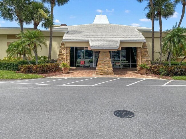 Building Photo - 4550 Cove Cir