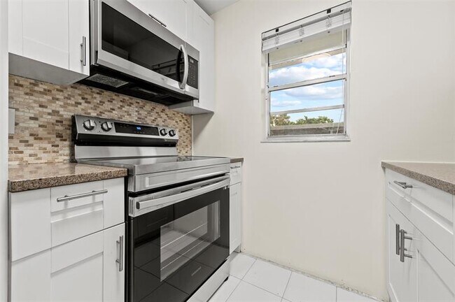 Building Photo - 689 NE 6th Ct