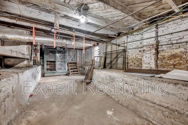 Building Photo - 1542 Somerset Dr