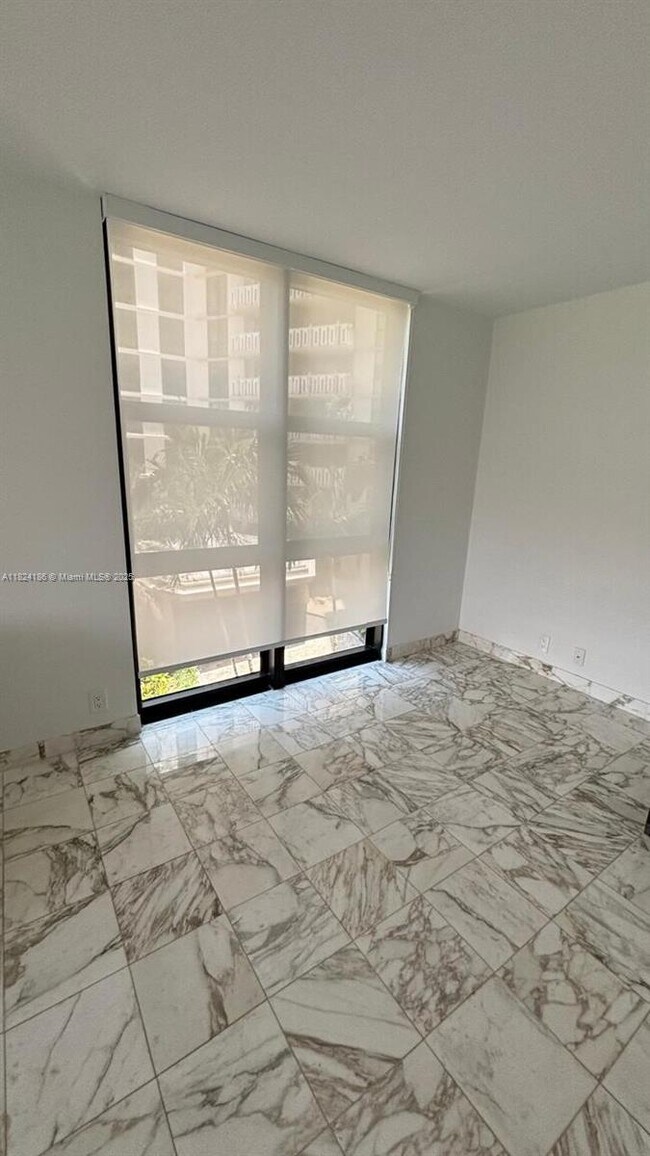 Building Photo - 1121 Crandon Blvd