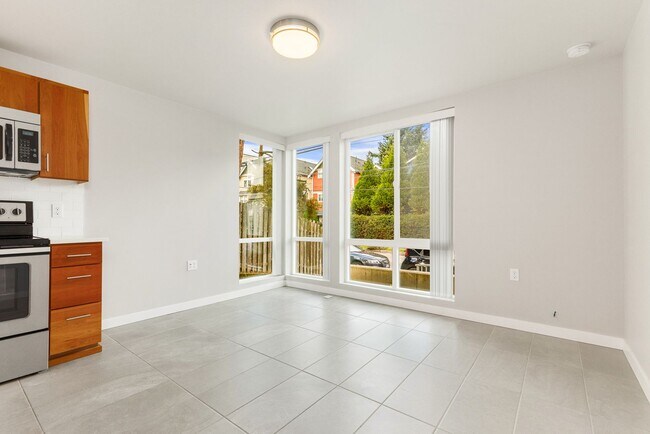 Building Photo - Gorgeous Studio in SW Seattle