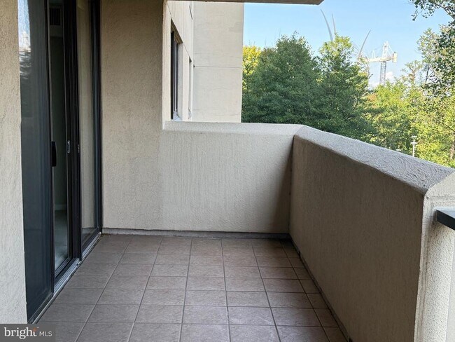 Building Photo - 1101 S Arlington Ridge Rd