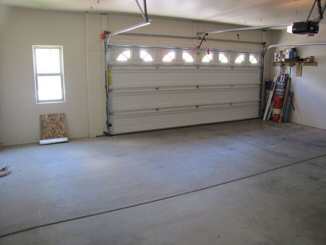 Building Photo - Spacious 3BR/2BA/2.5 CG, 2167 sq.ft. renta...