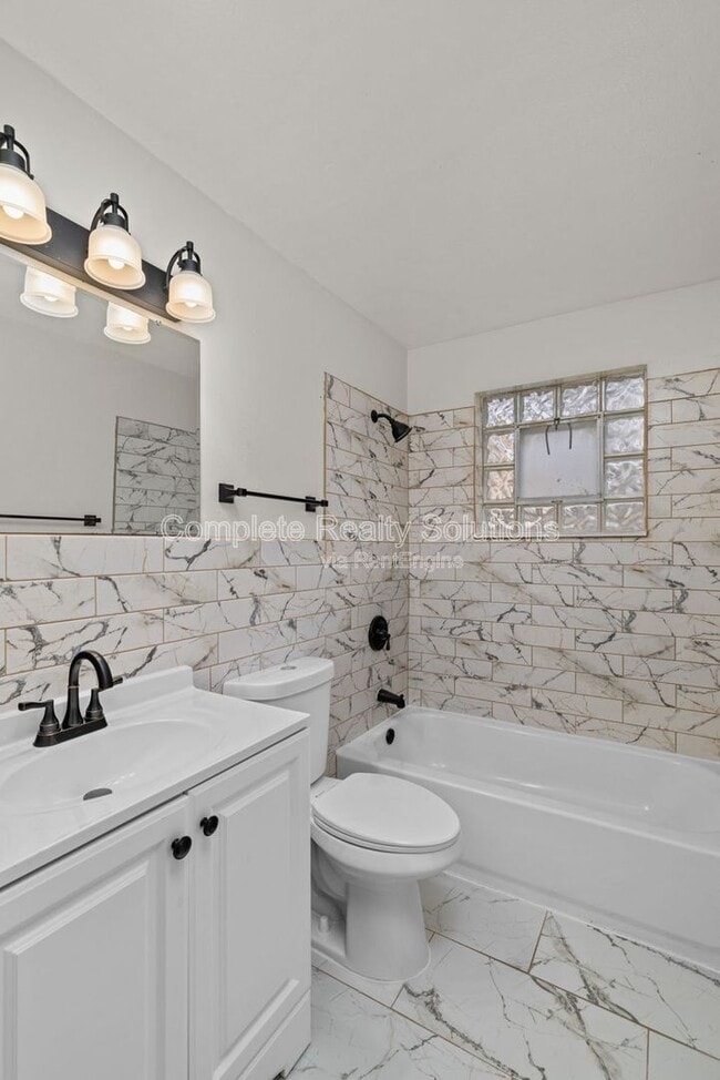 Building Photo - 375 Adrian Dr