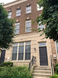 Building Photo - Luxury 4 level Townhome with Garage, Adjac...