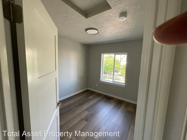 Building Photo - 3 br, 2.5 bath House - 1400 N Liberty