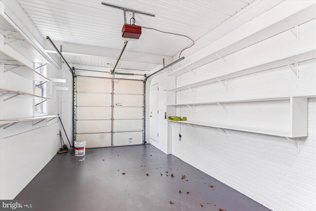 Building Photo - 5813 Midhill St