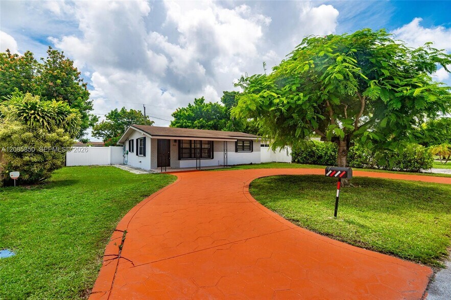 Building Photo - 2631 Alcazar Dr
