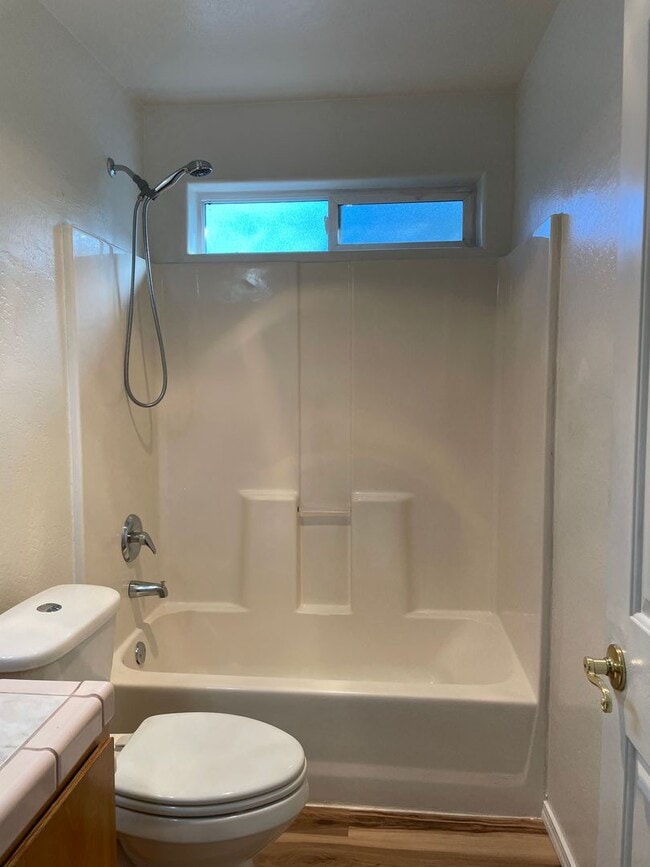 Building Photo - Very Nice 3 Bedroom 2 Bath Duplex-Located ...
