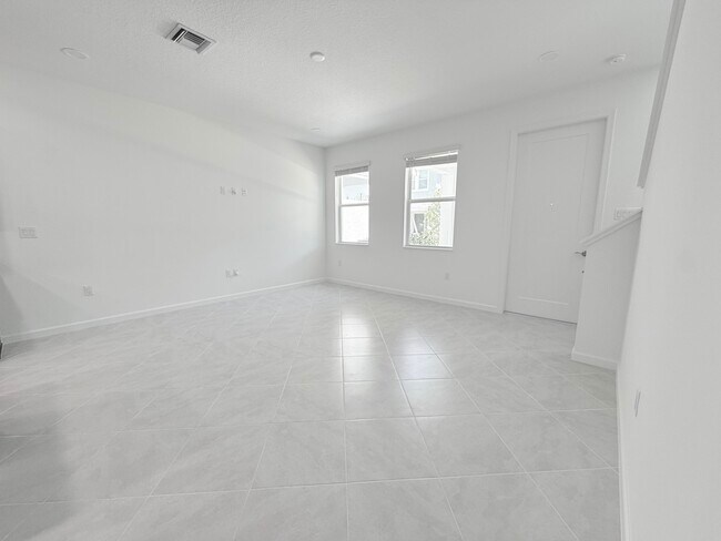 Building Photo - 4394 Longwood Lake Sq