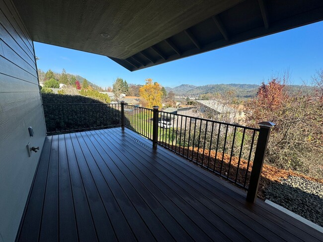 Building Photo - Newer 3 Bed 2 Bath Home In Roseburg
