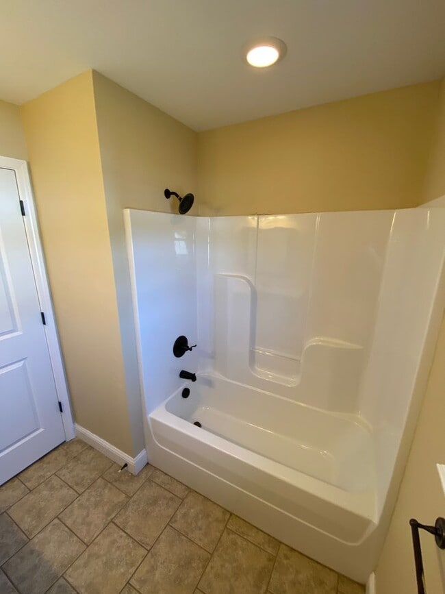 Building Photo - Luxurious 5 Bedroom Home in Woodridge Estates