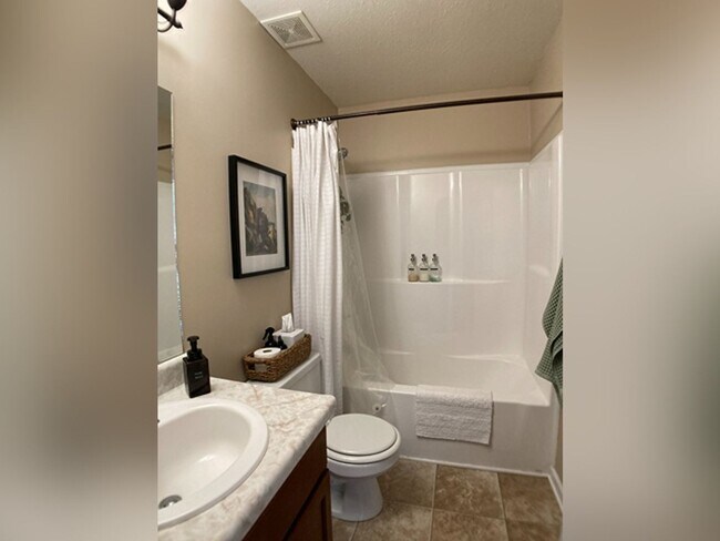 Building Photo - $1800 3 Bedrooms 2.5 Bath Brick Home with a bonus room!