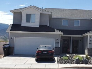 Building Photo - Adorable 3-Bedroom Townhome with 2-Car Gar...