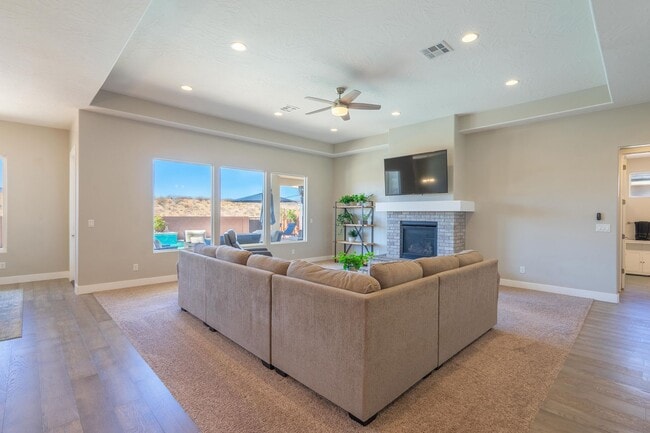 Building Photo - Stunning 5 Bed, 3 Bath Home with a 3 Car Garage