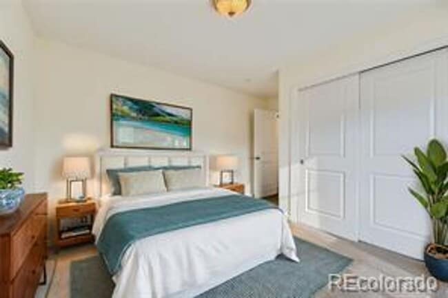 Building Photo - Spacious 3 bed 3 bath 2-story comfortable ...