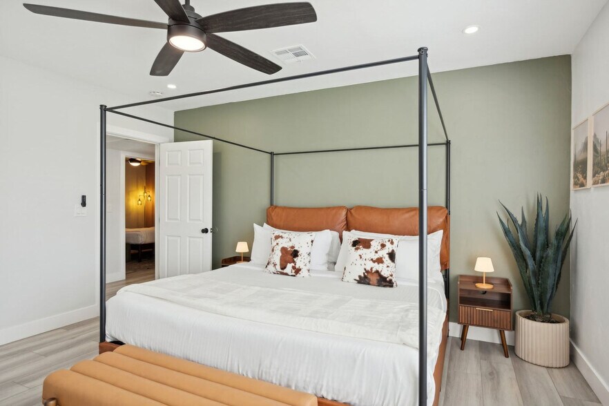 Building Photo - 636 E 6th Pl