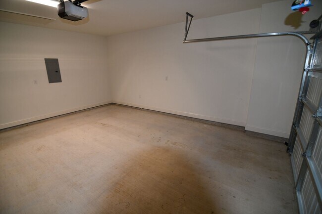 Building Photo - Trendy, 3 bedroom, 2 bath home in coveted Kenilworth Crossing Community near LSU