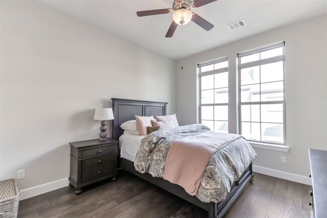 Building Photo - 2 br, 2.5 bath House - 1044 Manacor Lane