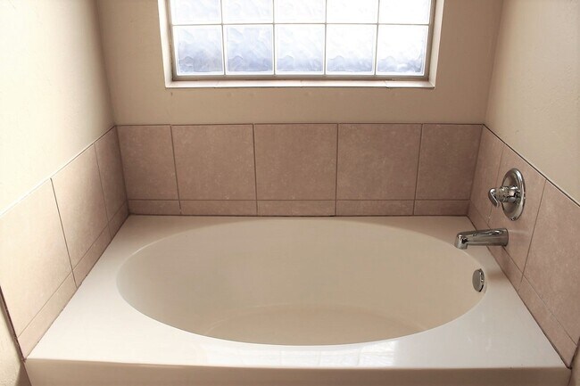 Building Photo - Gorgeous 4 Bed 2 Bath in Gated Community