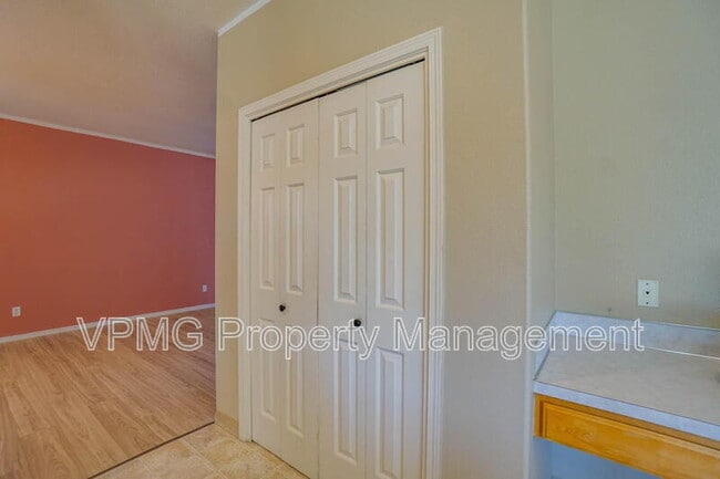 Building Photo - 8907 NE 84th St