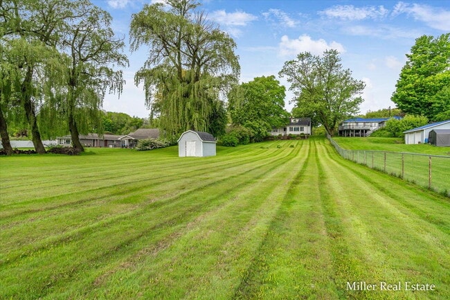 Building Photo - "Charming 3-Bedroom Lakehouse retreat with Spacious 2128 Sq Ft Layout in Hastings, MI!"