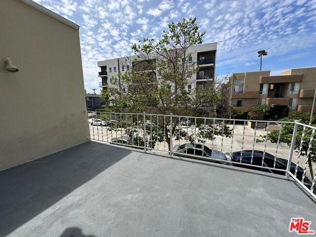 Building Photo - 856 S Gramercy Pl