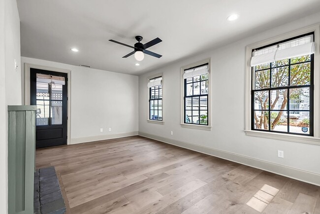 Building Photo - 3 Bedroom 2.5 Bath House in the hip Elliot...