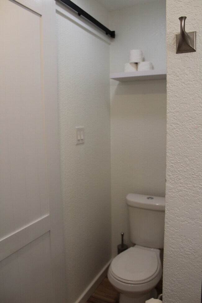 Building Photo - 2106 Rainbow Dr