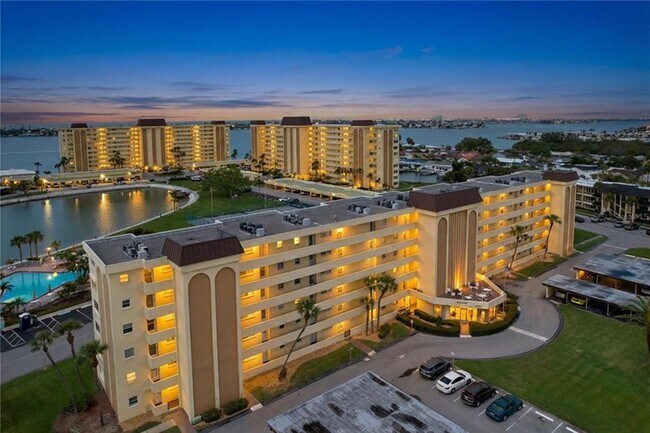 Building Photo - 4650 Cove Cir