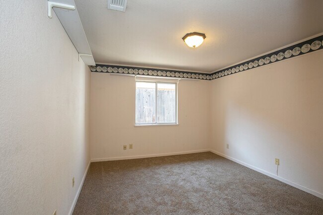 Building Photo - Gorgeous home with a 3 Car Garage!