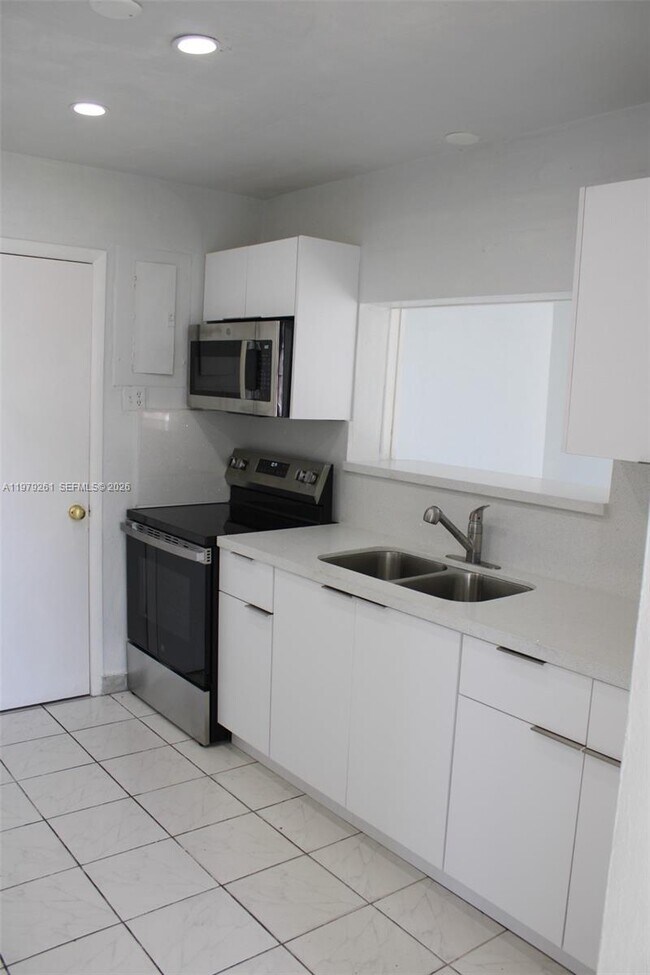 Building Photo - 3040 SW 69th Ave