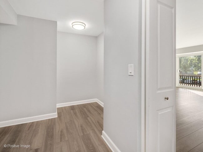 Building Photo - 3018 Roberts Dr