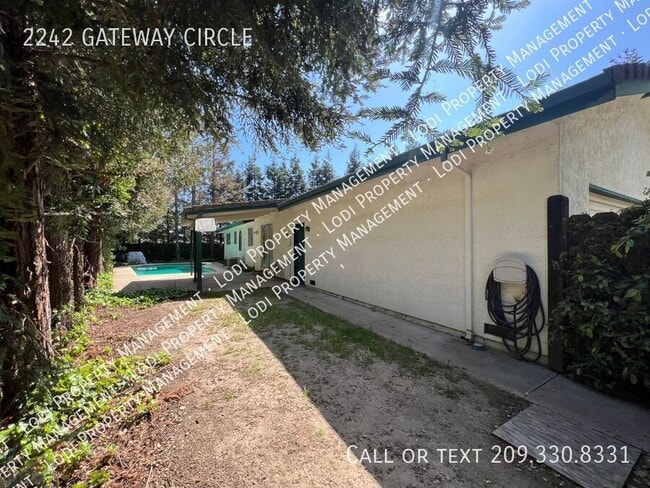 Building Photo - 2242 Gateway Cir