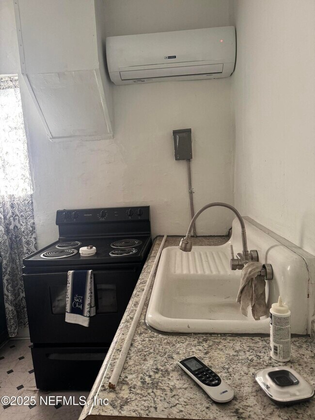 Building Photo - 950 Spearing St