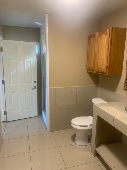 Building Photo - 1116 Lakeshore Dr