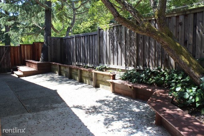 Building Photo - 2 br, 2 bath Apartment - 2057 Donald Dr