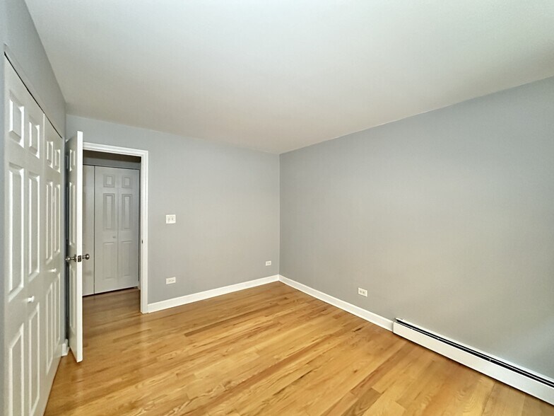 Building Photo - 6830 N Sheridan Rd