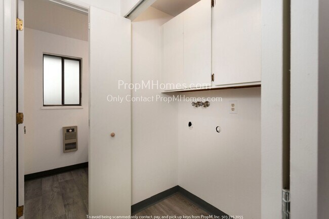 Building Photo - Cozy Two-Bedroom in Gresham - New Washer/D...