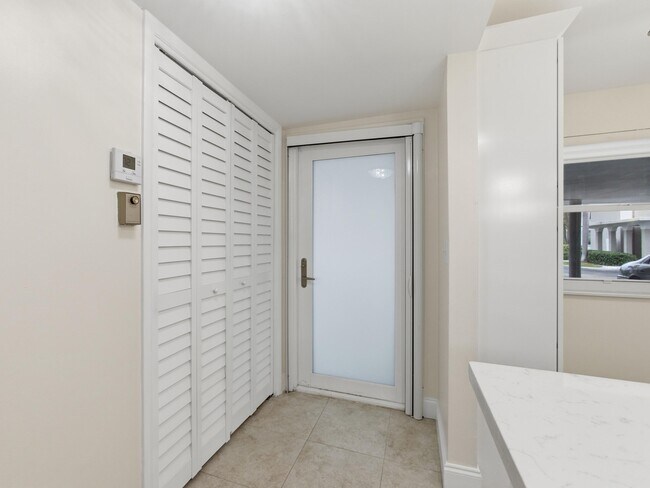 Building Photo - 911 Gardenia Dr