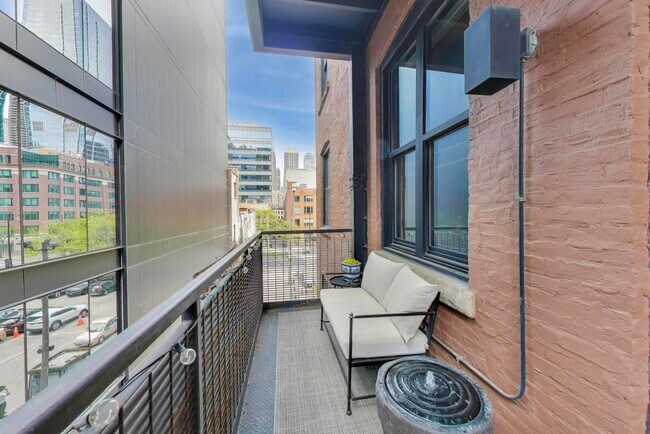 Building Photo - 154 W Hubbard St