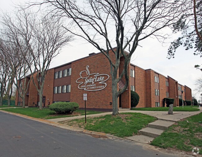 Primary Photo - Swan Lake Luxury Apartments