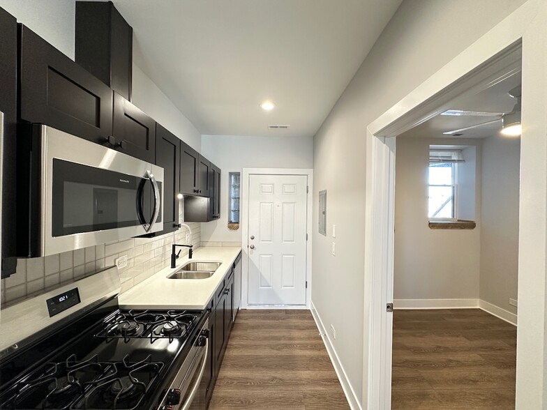 Building Photo - 3358 W Montrose Ave