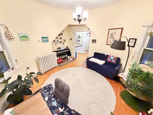 Building Photo - 2 Bedroom Apartment + Bonus Room Downtown Burlington Available 6/1