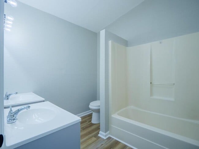 Building Photo - 804 Lakeland Ave