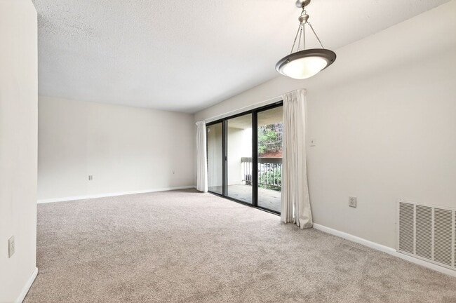 Building Photo - Charming 2BR Bolinwood Condo in Prime Chapel Hill Location!