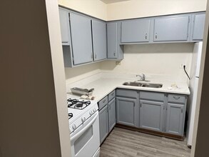 Building Photo - 844 College Blvd