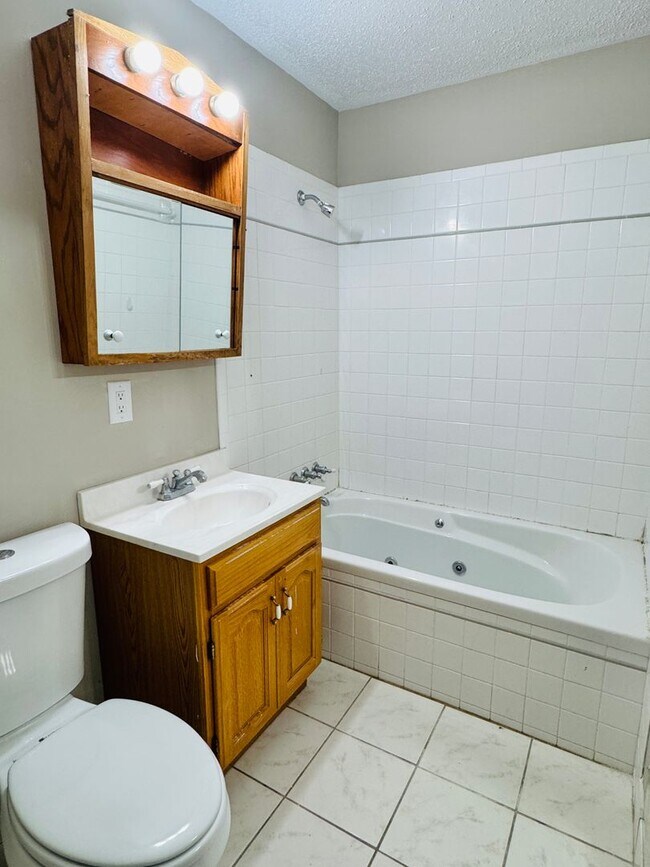 Building Photo - Tucked Away in a Peaceful Cul-de-Sac – 4-B...
